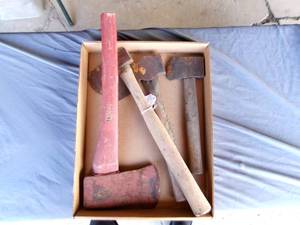 lot 18 image: Box of Hatchets