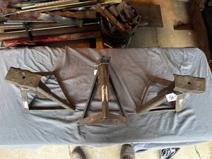 lot 52 image: 3 Jack Stands