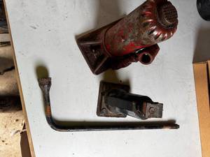 lot 71 image: 2 Bottle Jacks
