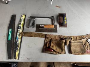 lot 67 image: 2 Large Mudding Knives, Trowel & Carpenters Belt