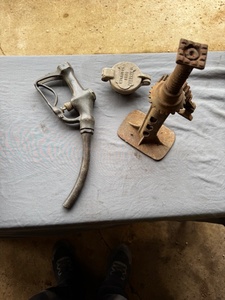 lot 106 image: Screw Jack, Fuel Nozzle & Fuel Barrel Cap