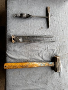 lot 97 image: WeldingChipping Hammer, 2lb Maul & Blacksmith End Nipper
