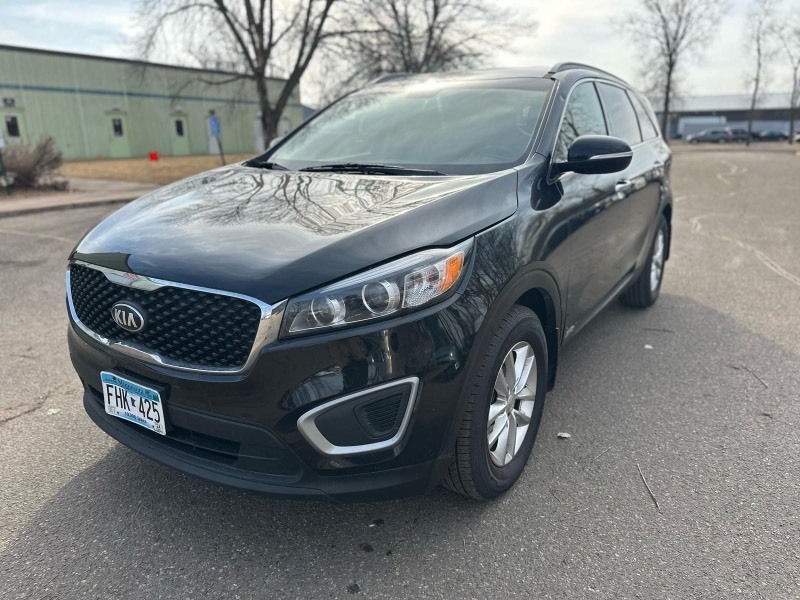 lot 4 image: 2017 KIA SORENTO LX