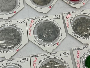 lot 107 image: 20 Mardi Gras Tokens 1960-90