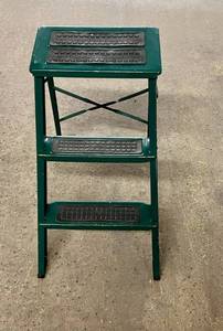 lot 25 image: 2ft Step Ladder