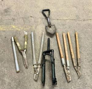 lot 28 image: Gardening Shears, Shovel & Schwinn Accesory