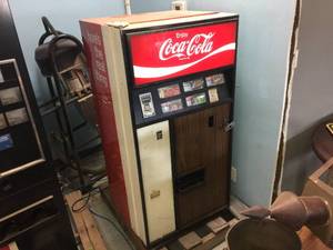 lot 105 image: Vintage Coca Cola Vending Machine 27 x 27 x 57