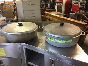 lot 121 image: 2 Caldero Type Cast Aluminum #22 Pots with Lids