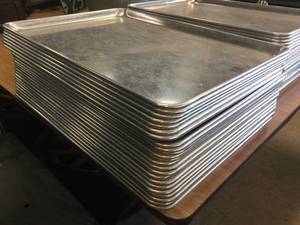 lot 123 image: 23 Aluminum Bun Pans - 26 x 18