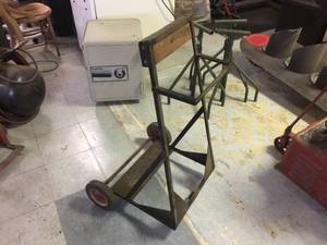lot 140 image: Outboard Motor Rolling Stand