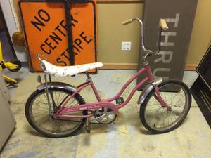 lot 147 image: Vintage Schwinn Sting-Ray Fair Lady Girls Bicycle