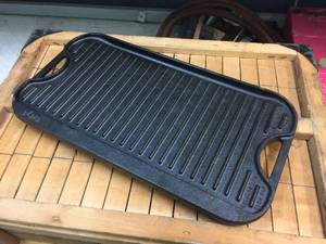 lot 180 image: Cast Iron Lodge Pro GridIron Griddle 20 x 10