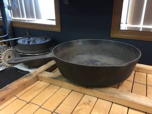 lot 184 image: Cast Iron BSR No. 8 Deep Chicken Fryer 10 58