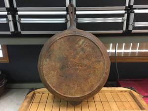 lot 186 image: Large Cast Iron Lodge 14SK 15 14 Skillet