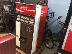 lot 223 image: Vintage Coca Cola Vending Machine 27 x 27 x 57