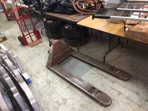lot 270 image: Standard 27 Pallet Jack - Operational