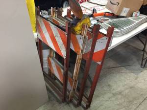 lot 289 image: 4 Portable Barracades