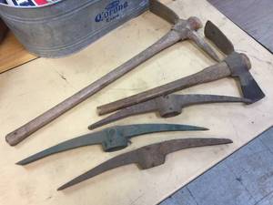 lot 317 image: Picks & Grub Hoe Tools