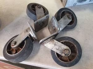 lot 255 image: 4 Swivel Albion Casters - Hard Rubber