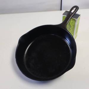 lot 25 image: Wagner Ware Cast Iron Skillet 9