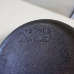 lot 26 image: Wagner Ware #5 Cast Iron Skillet - Made in USA
