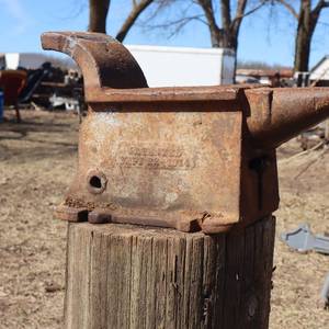 lot 32 image: Cast Iron Anvil
