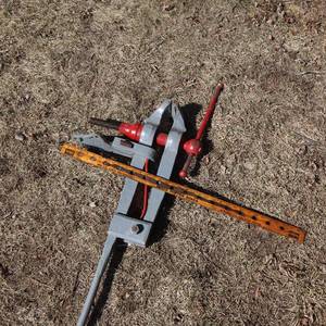 lot 27 image: Vintage Black Smith Post Leg Vise