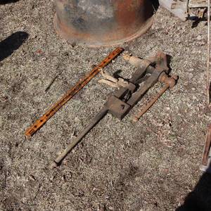 lot 36 image: Black Smith Pole Vise - Vintage