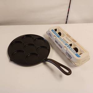 lot 8 image: Wagner Ware Cast Iron Swedish Cake Pan (Svensk Plette Pan) - Heja Sverige