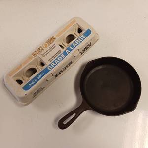 lot 9 image: Seasoned Cast Iron Skillet