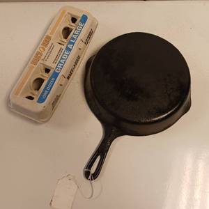 lot 14 image: 10.5 inch Cast Iron Skillet - no name