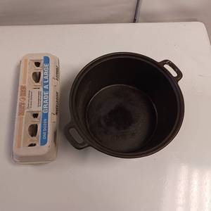 lot 16 image: 4.5 Qt. Cast Iron Dutch Oven