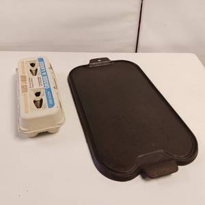 lot 17 image: Wagner Ware Cast Iron Griddle