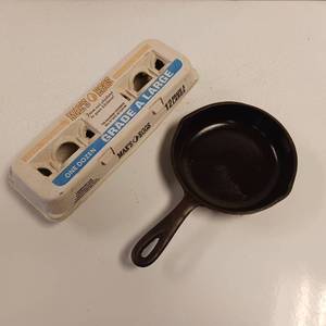 lot 18 image: Vintage Cast Iron Skillet