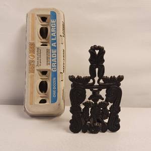 lot 21 image: Vintage Cast Iron Letter or Napkin Holder