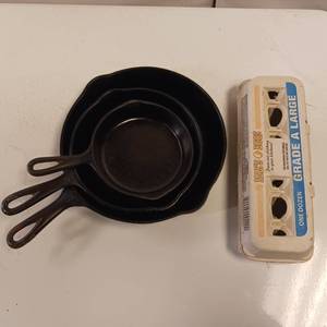 lot 45 image: Nice Set of Vintage Cast Iron - Smooth surfaces with heat rings