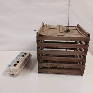 lot 40 image: Humpty Dumpty Wooden Egg Crate - Vintage