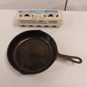 lot 33 image: No. 6 - 9 Cast Iron Skillet