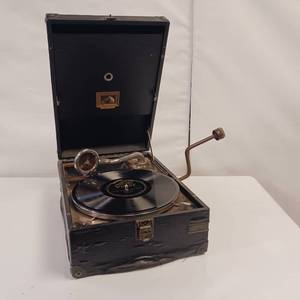 lot 50 image: 1920s Victor Gramophone - Victor Victrola -  Portable Talking Machine - Patents applied for