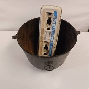 lot 67 image: GRISWOLD #8 Cast Iron 3 legged Kettle