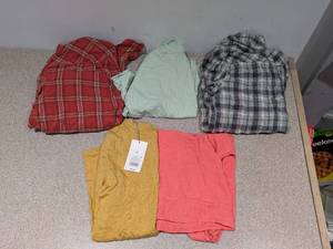 lot 11 image: 5 BRAND NEW EXTRA-SMALL ASSORTED WOMENS SHIRTSTOPS