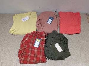 lot 12 image: 5 BRAND NEW EXTRA-SMALL ASSORTED WOMENS SHIRTSTOPS