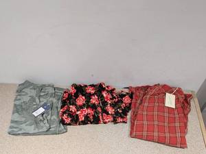 lot 17 image: 3 BRAND NEW SMALL ASSORTED WOMENS DRESSESTOPS