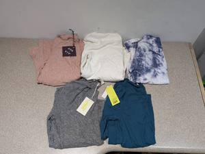 lot 20 image: 5 BRAND NEW LARGE ASSORTED WOMENS SHIRTSTOPS