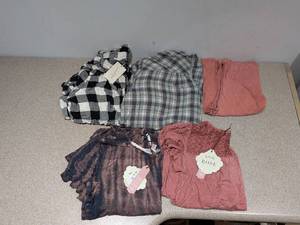 lot 21 image: 5 BRAND NEW LARGE ASSORTED WOMENS SHIRTSTOPS