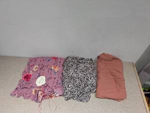 lot 25 image: 3 BRAND NEW EXTRA-LARGE ASSORTED WOMENS DRESSES