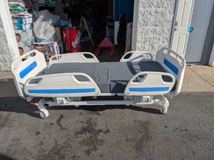 lot 103 image: VEVOR MEDICAL ELECTRICAL HOSPITAL BED W REMOTE