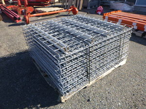 lot 4 image: 20 Pallet Racking 46 X 42 Wire Decks