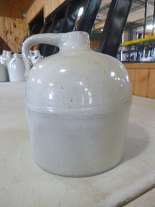 lot 15 image: Vintage 1 Gallon Stoneware Beehive Jug