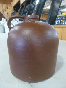 lot 16 image: Vintage 1 Gallon Brown Stoneware Beehive Jug
